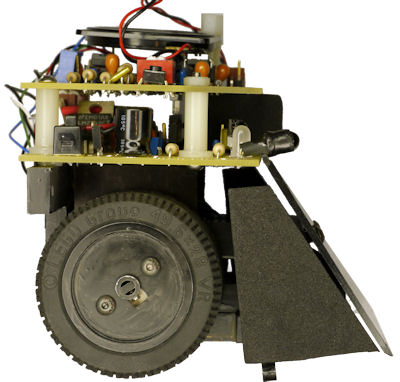 Roundabout sumo robot has most of the mass over the wheels