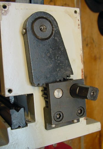 Side cover removed from the Micro-Mark shear reveals the integral gearbox with an advertised 3:1 ratio.